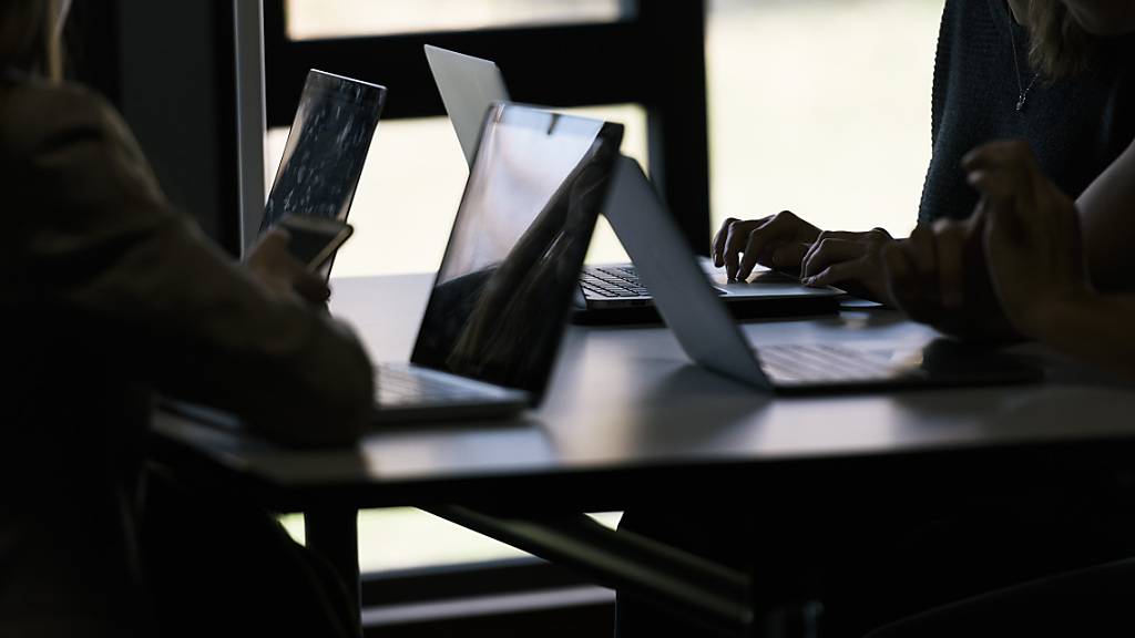 Sechs Flüchtlinge können aufgrund eines neuen Brückenangebots an der Fachhochschule Graubünden studieren. (Archivbild)