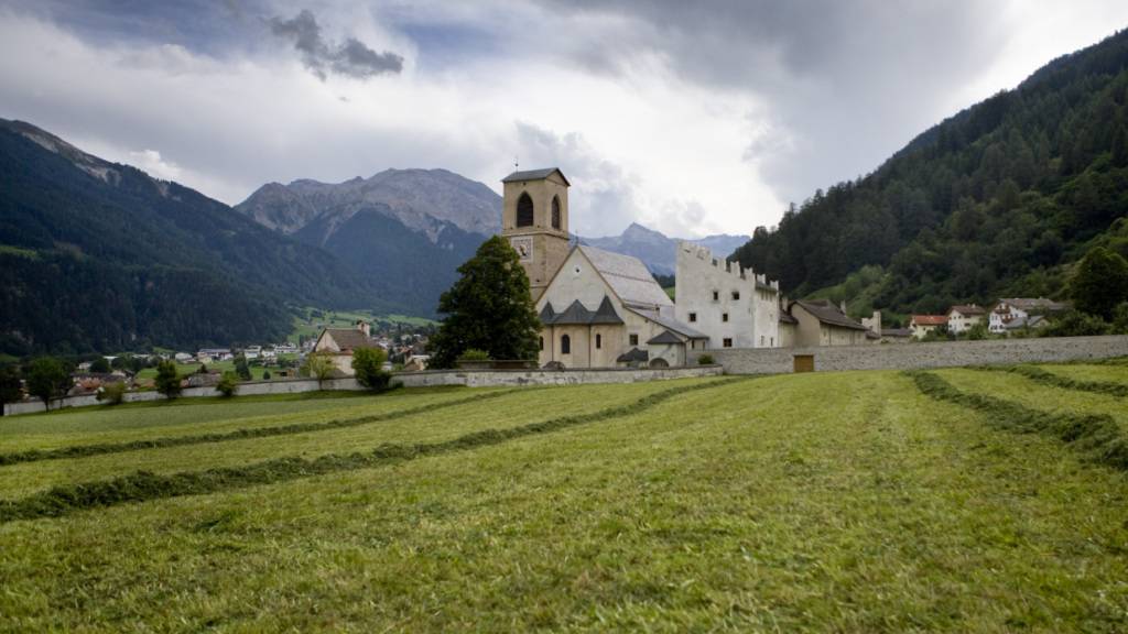 Die Staatsanwaltschaft Graubünden hat das Verfahren gegen einen Priester des Klosters St. Johann in Müstair, gegen den Missbrauchsvorwürfen im Raum standen, eingestellt. Die Einstellungsverfügung ist aber noch nicht rechtskräftig.