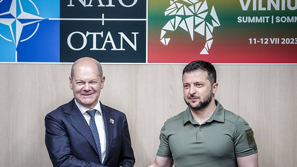 Bundeskanzler Olaf Scholz und der ukrainische Präsident Wolodymyr Selenskyj in Vilnius. Foto: Kay Nietfeld/dpa