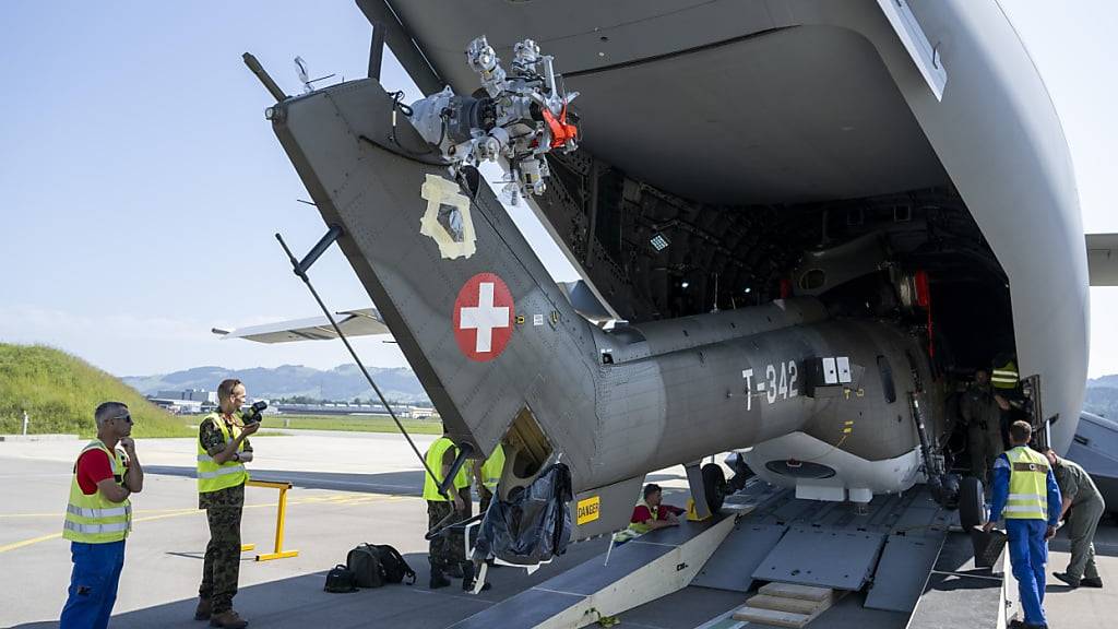 Deutsche Luftwaffe transportiert Heli von Dübendorf nach Emmen