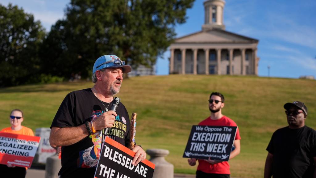 Pastor Kevin Riggs (vorne) hält eine Rede während einer «March 4 Mercy»-Demonstration gegen die Todesstrafe vor dem Tennessee State Capitol, im Vorfeld der für den 30.09.2026 angesetzten Hinrichtung von Christa Pike. Foto: George Walker IV/AP/dpa/Archivbild