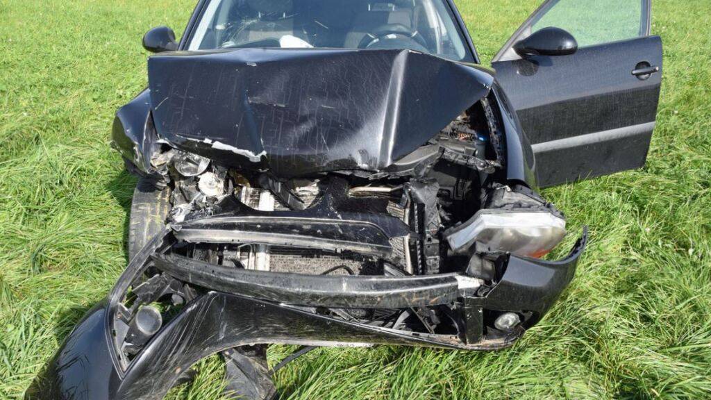 Zwei Autos driften bei Kollision in Dagmersellen LU in Wiese ab