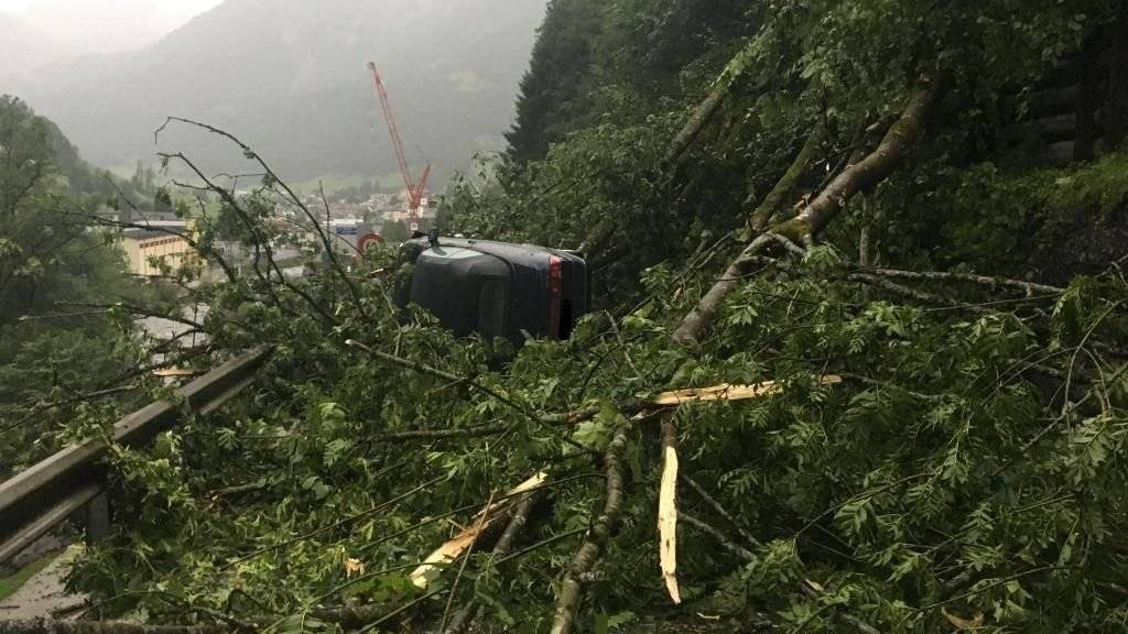 Heftige Sturmböen haben am Samstagabend in Schwanden GL mehrere Bäume zum Umsturz gebracht - ein holländischer Autofahrer wurde vom Unwetter überrascht, sein Auto von den Bäumen eingeklemmt.