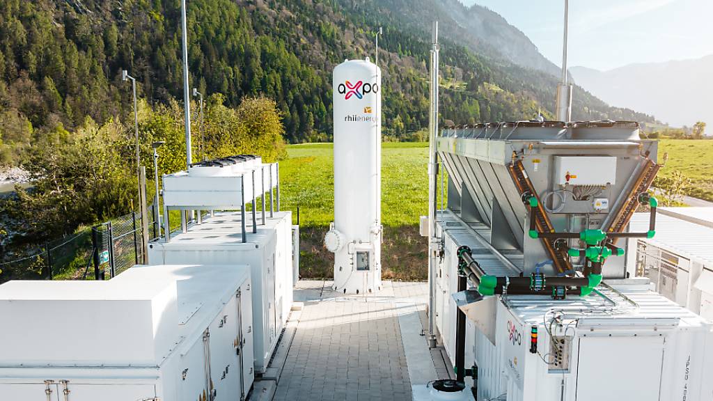 Die Produktionsanlage neben dem Wasserkraftwerk Reichenau in Domat/Ems GR produziert jährlich 350 Tonnen Wasserstoff.