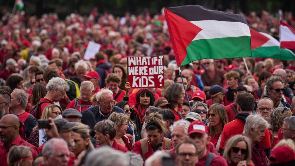 Demonstranten protestieren gegen die Politik des niederländischen Kabinetts gegenüber Israel. Foto: Phil Nijhuis/ANP/dpa