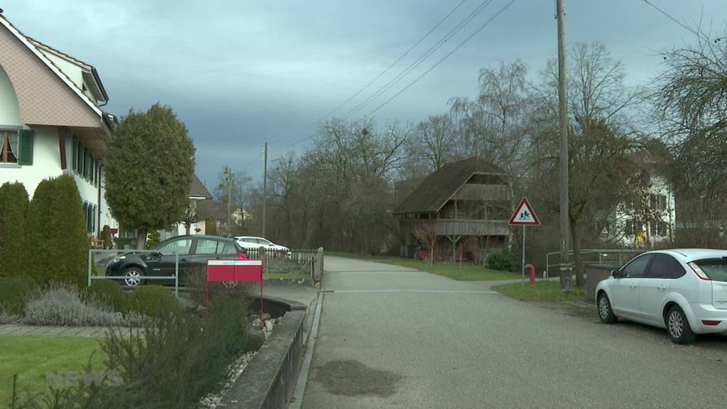 Inflagranti erwischt: Ein Familienvater hält einen Dieb in seinem Haus fest