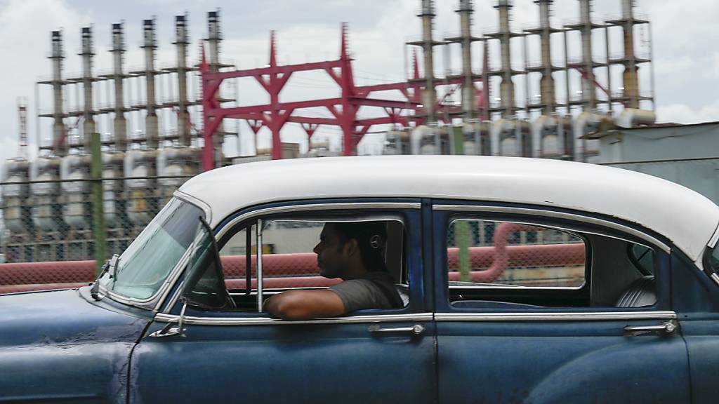 Eine Person fährt mit einem amerikanischen Oldtimer an einem schwimmenden Generator vorbei, der seit Tagen keinen Strom mehr produziert. In Kuba ist das gesamte Stromnetz zusammengebrochen. Foto: Ramon Espinosa/AP/dpa