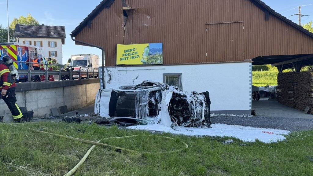 Ein Auto wurde in Altendorf SZ gegen einen Stall geschleudert und geriet in Brand. Der Fahrer verletzte sich lebensbedrohlich.