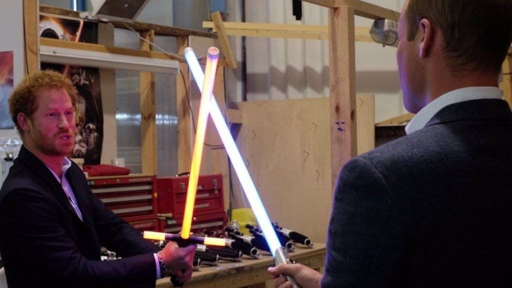 Für die Prinzen William und Harry ging am Dienstag ein Bubentraum in Erfüllung: Sie durften sich bei einem Besuch auf dem «Star Wars»-Set mit Lichtschwertern duellieren. (Twitter Kensington Palace)