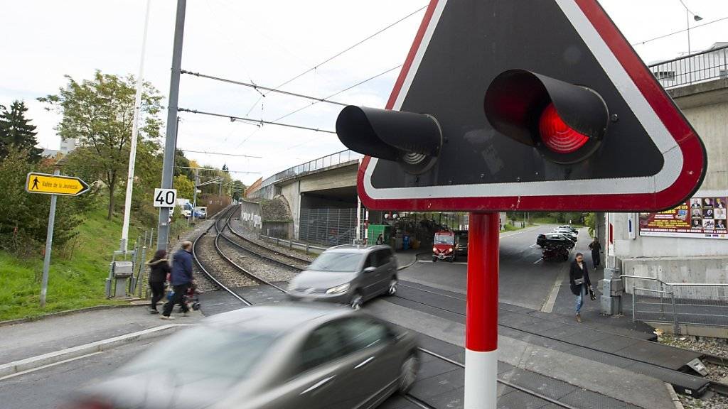 Wer fahrlässig einen Unfall baut, der Verspätungen im Zugverkehr verursacht, wird neuerdings von der SBB zur Kasse gebeten. (Symbolbild)