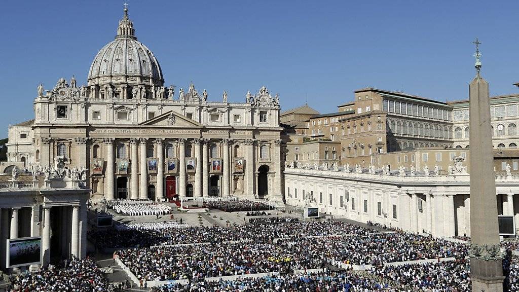Tausende Menschen verfolgen auf dem Petersplatz in Rom die Messe, welche Papst Franziskus für sieben neue Heilige zelebriert.