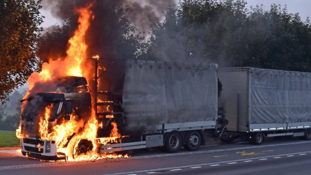 Der Lastwagen brannte in Sempach lichterloh, verletzt wurde aber niemand.