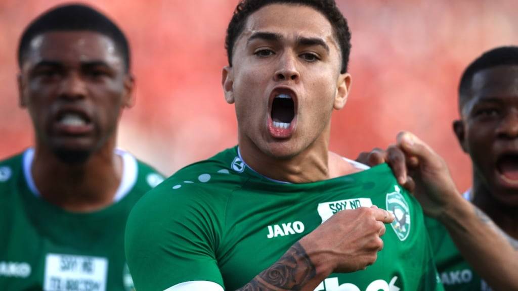Kwadwo Duah jubelt mit Siegtorschütze Caio Vidal über das 1:0 von Ludogorez