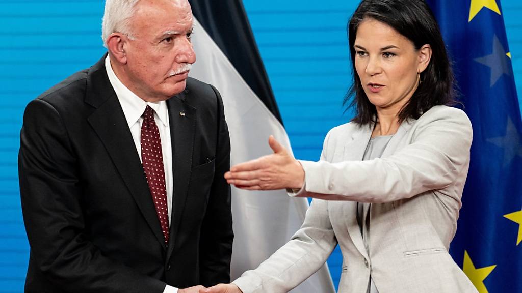 ARCHIV - Der palästinensische Außenminister Riad Malki und die deutsche Außenministerin Annalena Baerbock. Foto: Fabian Sommer/dpa