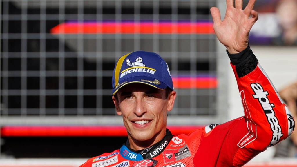 Der Champion Marc Marquez winkt ins Publikum