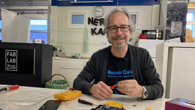 Hobby-Reparateur haucht einem Schminkspiegel im Repair Café Zug neues Leben ein