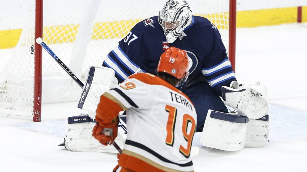 Anaheims Troy Terry erzielt gegen die Winnipeg Jets den entscheidenden Treffer in der Verlängerung