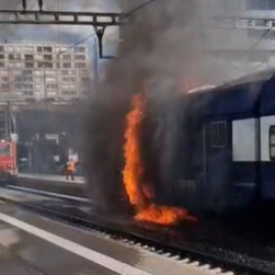 Lok brennt am Bahnhof Altstetten lichterloh