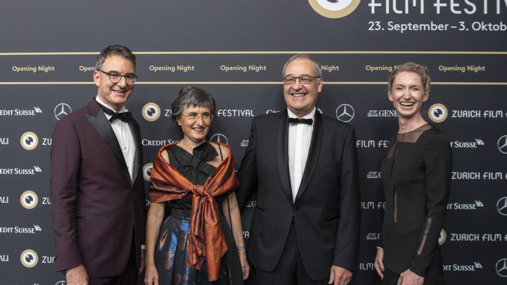 Hoher Besuch zur Eröffnung des Filmfestivals in Zürich: Bundespräsident Guy Parmelin und seine Frau Caroline (beide in der Mitte).