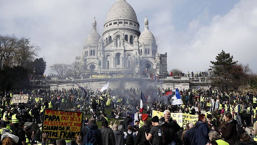 In Paris zogen Demonstranten am Samstag in Richtung der Kirche Sacré-Coeur im Touristenviertel Montmartre.