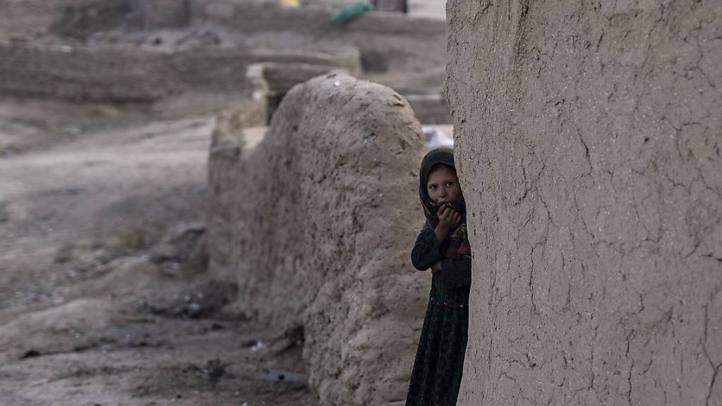 Ein Mädchen schaut aus ihrem Haus im afghanischen Dorf Kamar Kalagh. Foto: Petros Giannakouris/AP/dpa