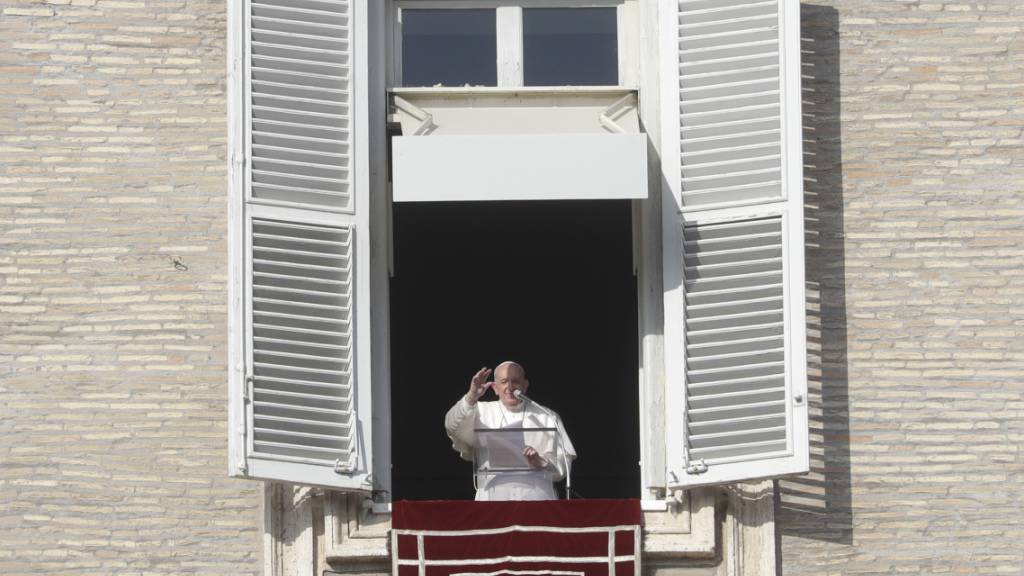 Papst Franziskus spricht das Angelus-Gebet vom Fenster seines Arbeitszimmers mit Blick auf den Petersplatz. Foto: Gregorio Borgia/AP/dpa