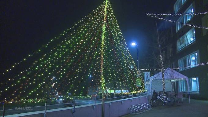 Strommangel: Trotzdem steht in Buchs ein riesiger Weihnachtsbaum