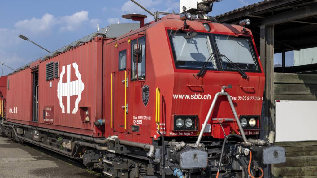 Der Lösch- und Rettungszug rollt zum Einsatzort. Im Tank haben 48'000 Liter Wasser Platz. Auf dem Dach des Führerstands befindet sich der Wasserwerfer.