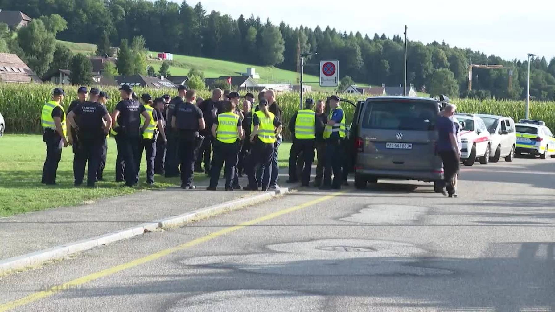 Duzende Polizisten umstellen für mehrere Stunden ein Maisfeld in Riken AG.