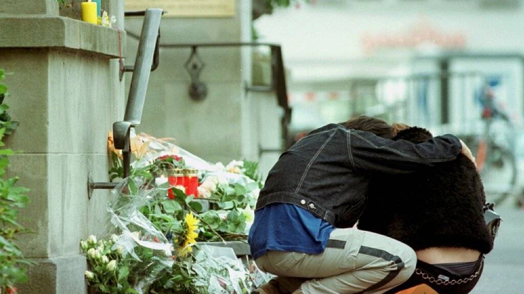 Angehörige von Opfern des Attentats trauern vor dem Parlamentsgebäude in Zug. (Archivbild)