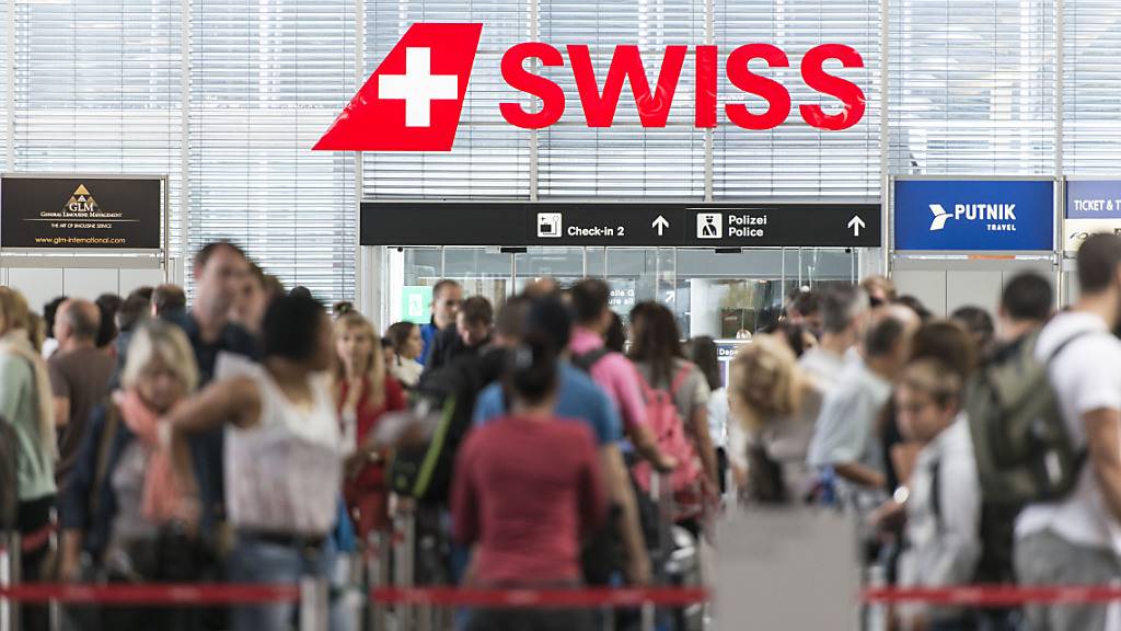 Die Fluggesellschaft Swiss hat - wie viele andere Airlines - im Sommer hunderte Flüge gestrichen. (Archivbild)
