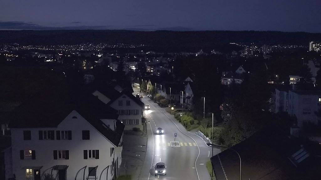 Das «verkehrsbeobachtende Licht» in Urdorf erhält den Watt d'Or 2018. Das Licht passt sich sanft dem Verkehrsaufkommen an, spart so Energie und schont die Umwelt.