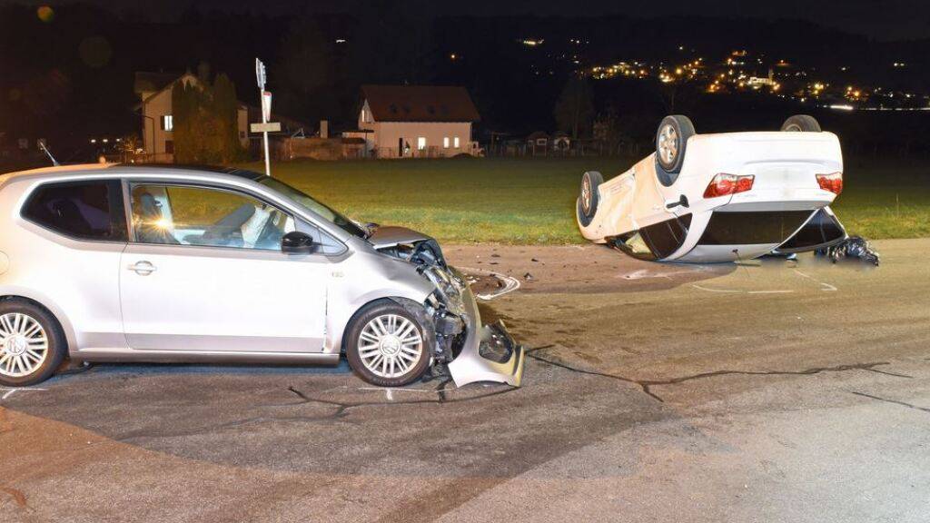 Die beiden Autos waren nach dem Unfall nicht mehr fahrtüchtig.