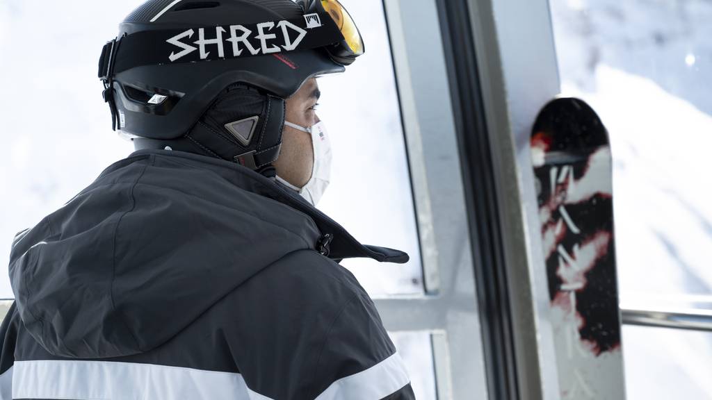 In einigen Skigebieten hat die Saison bereits begonnen. In Kabinen und Gondeln braucht es einen Mund-Nasen-Schutz.
