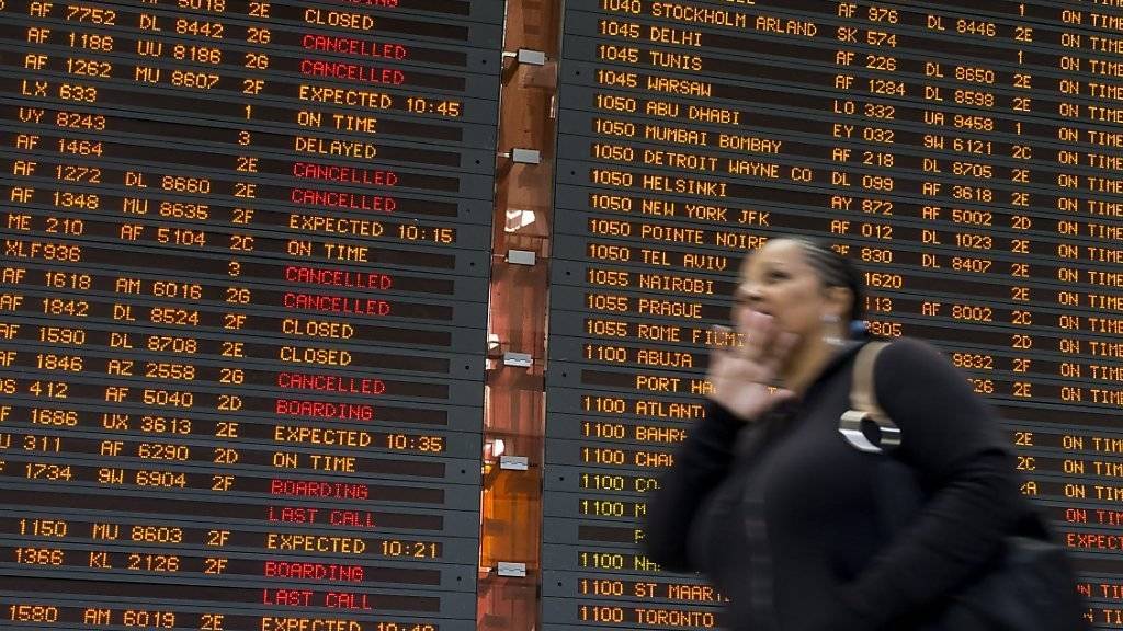 Bereits letzten April streikten Fluglotsen in Frankreich. Damals fielen fast 40 Prozent der Flüge aus, wie dieses Schild am Charles-de-Gaulle-Flughafen nahe Paris zeigt.