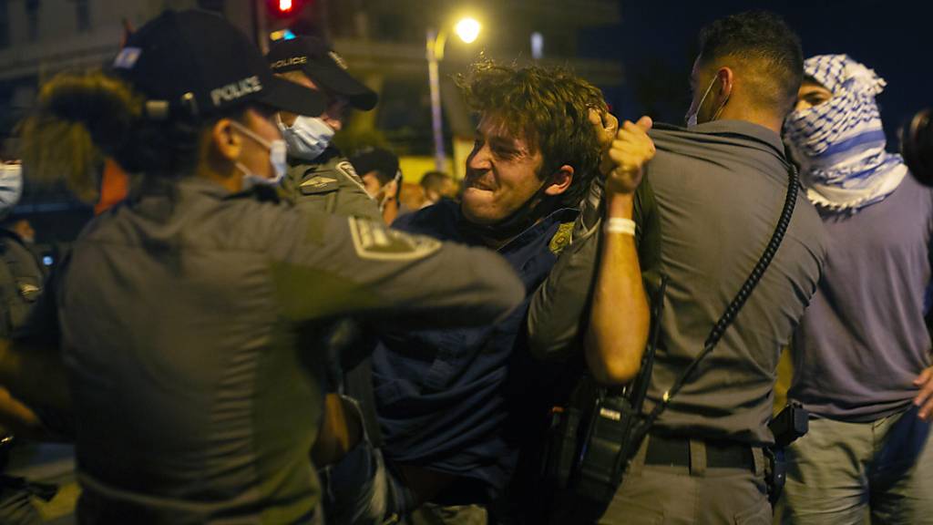 Polizisten nehmen einen Demonstranten während eines Protests vor der Residenz des israelischen Premierminister Netanjahu in Gewahrsam. Foto: Maya Alleruzzo/AP/dpa