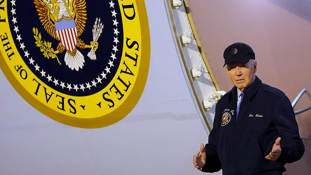 US-Präsident Joe Biden während er die Stufen der Air Force One auf der Dover Air Force Base in Delaware hinuntergeht.