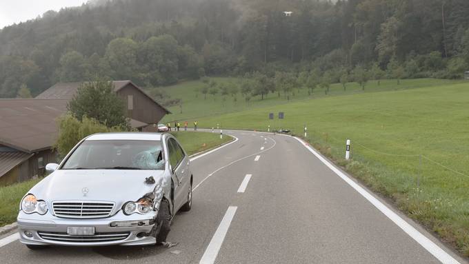 Auto kollidiert frontal mit Töff