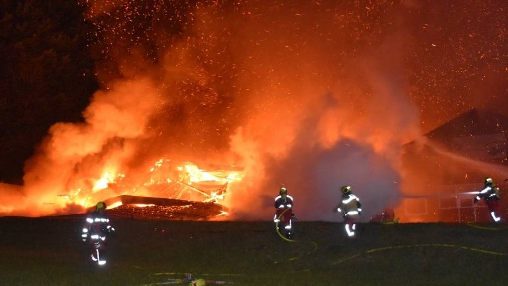 Ein Grossaufgebot der Feuerwehr verhinderte in Valzeina GR ein Übergreifen der Flammen vom Gebäudekomplex eines Transportunternehmens auf ein Wohnhaus.