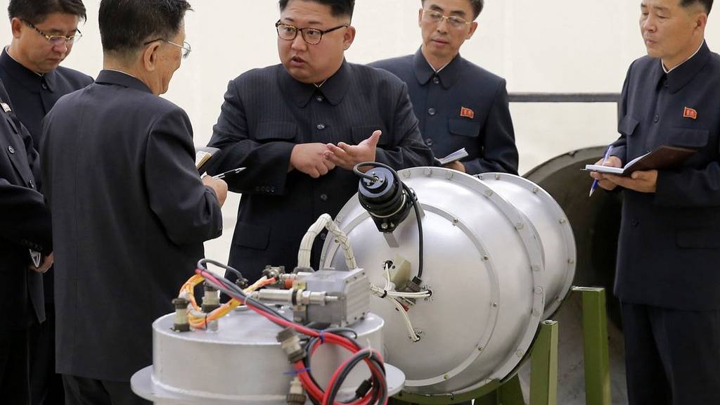 Der koreanische Machthaber Kim Jong-un mit begutachtet eine vermeintliche in Nordkorea hergestellte Bombe.