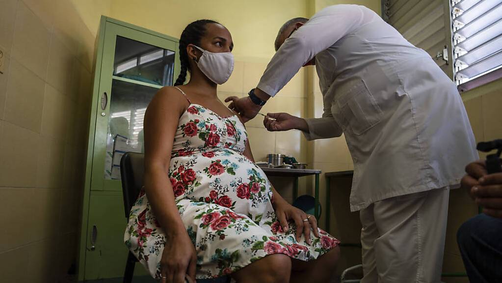 Eine Krankenschwester verabreicht einer schwangeren Frau eine Spritze mit dem kubanischen Corona-Impfstoff Abdala. Nach Angaben des staatlichen Zentrums für die Kontrolle von Medikamenten in Kuba wurde in dem Karibikstaat ein zweiter und dritter selbst entwickelter Corona-Impfstoff zugelassen.