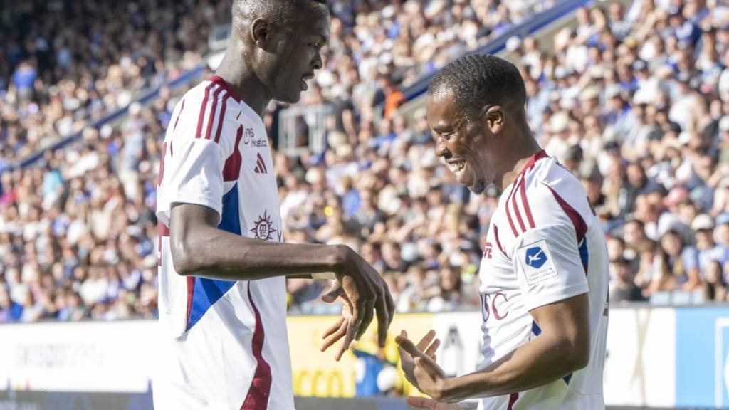 Alioune Ndoye (links) jubelt mit Teamkollege Dereck Kutesa