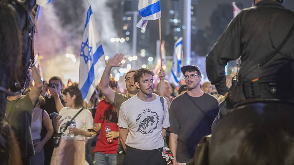 ARCHIV - Angehörige und Unterstützer der von der Hamas entführten Geiseln nehmen an einer Demonstration teil, bei der ihre Freilassung gefordert wird. Foto: Ilia Yefimovich/dpa