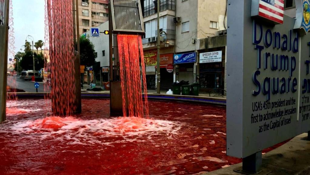 Aus Protest gegen Annexionspläne Israels im besetzten Westjordanland haben Unbekannte einen Springbrunnen auf dem Donald-Trump-Platz bei Tel Aviv mit Kunstblut rot gefärbt.