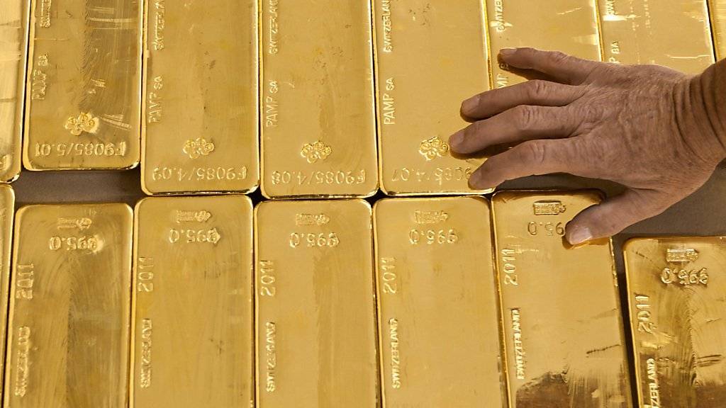 Die Weko verfügt über Anhaltspunkte, dass die UBS und Julius Bär sowie bestimmte ausländische Banken unzulässige Wettbewerbsabreden im Handel mit Edelmetallen wie Gold getroffen haben .