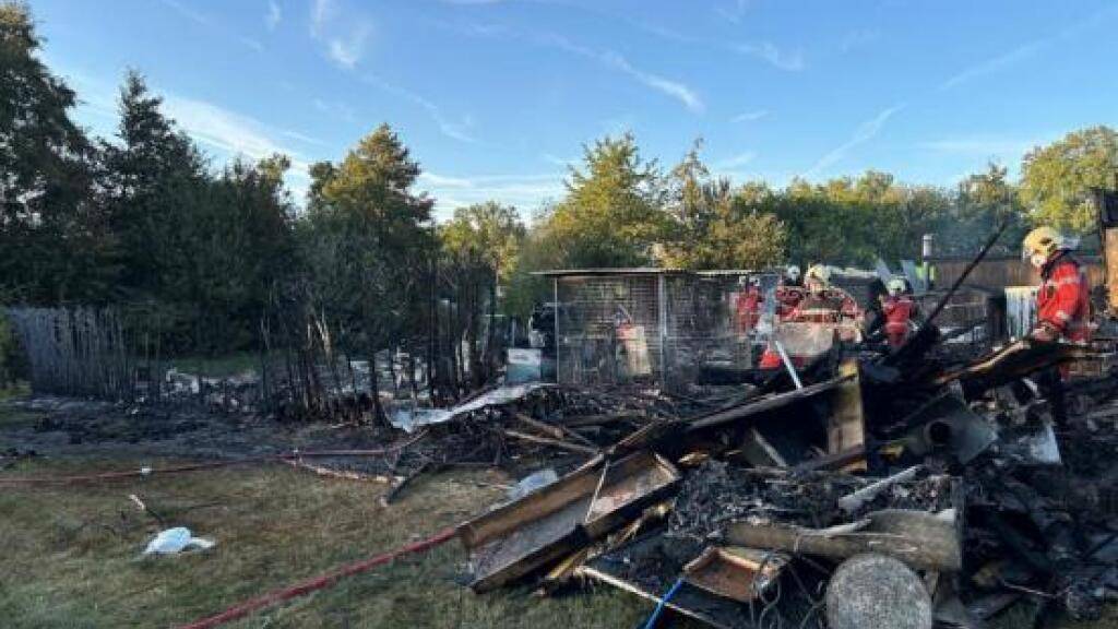 Auf dem Campingplatz blieb nach dem Brand ein Trümmerfeld zurück.