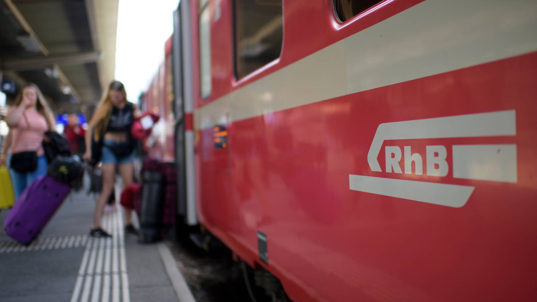 In den Bahnhöfen der Rhätischen Bahn gibt es seit diesem Sommer festgelegte Bereiche für Raucherinnen und Raucher. (Symbolbild)