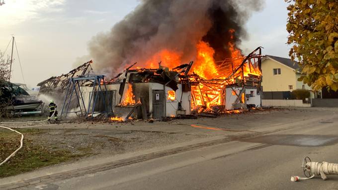Bootshalle in Cudrefin geht in Flammen auf