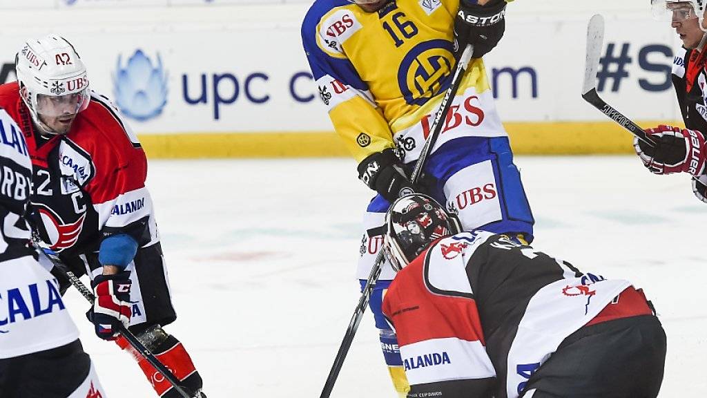 Kein Durchkommen für den HC Davos (hier Devin Setoguchi/in gelb) gegen Jekaterinburg.