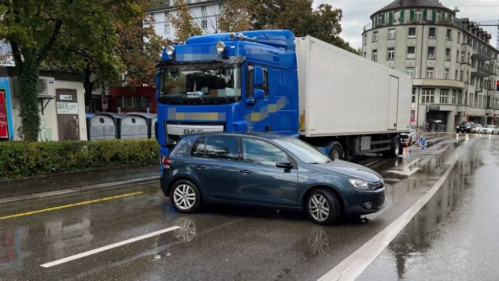 Der Fahrer eines Sattelschleppers hat am Samstagnachmittag beim Unteren Graben in St. Gallen bei einem Spurwechsel mit seinem Fahrzeug ein Auto gerammt und wenige Meter vor sich hergeschoben. Verletzte gab es keine.